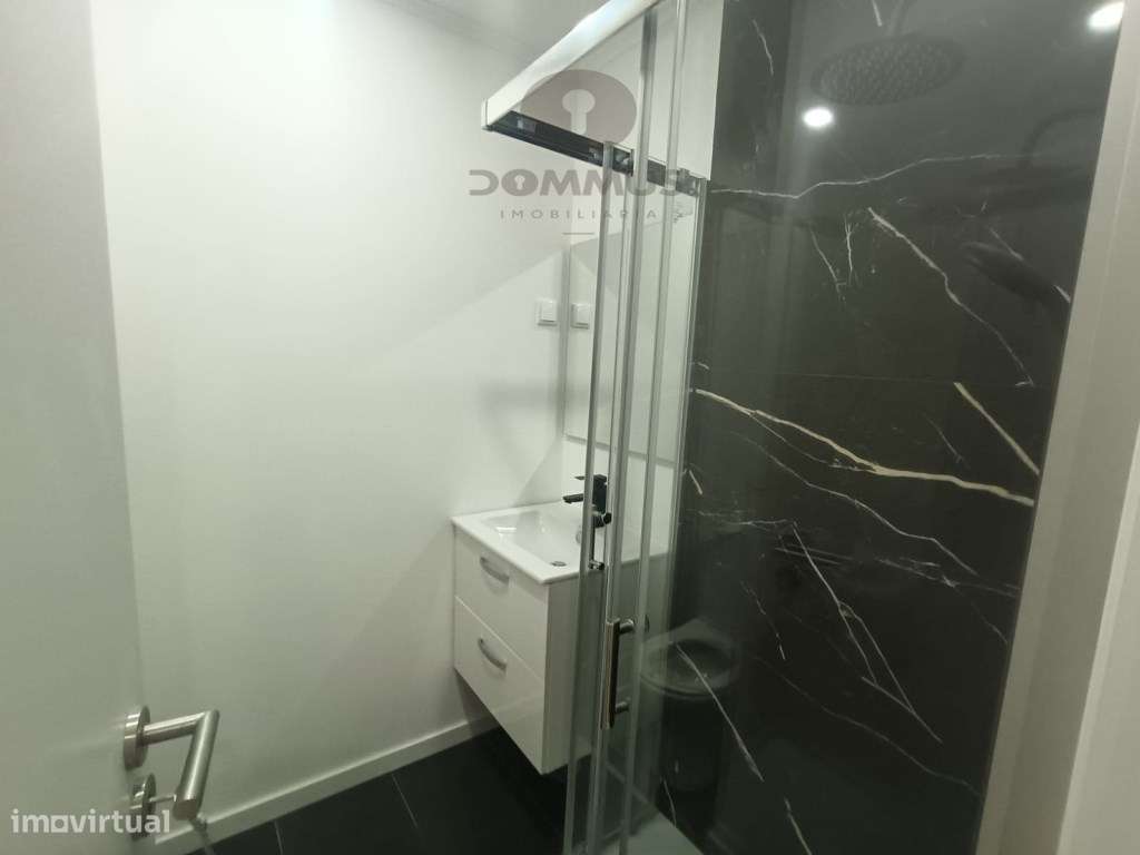 Apartamento T4 Totalmente Remodelado na Damaia-24