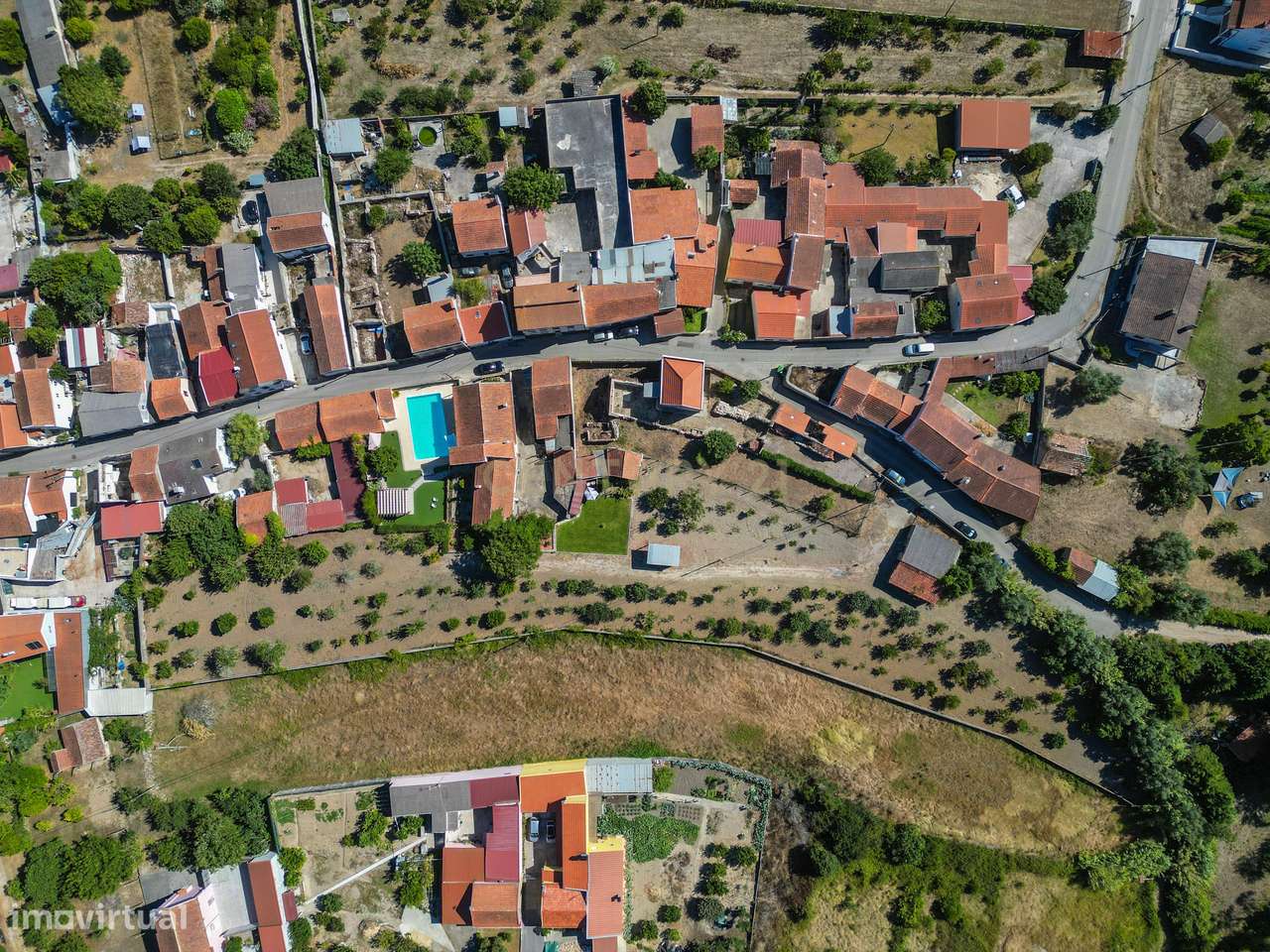 Propriedade com duas casas de habitação, piscina e terreno rústico com - Grande imagem: 3/60