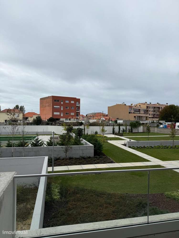Apartamento T3 de Luxo em Condomínio Privado com Piscina, Padel e Giná-0