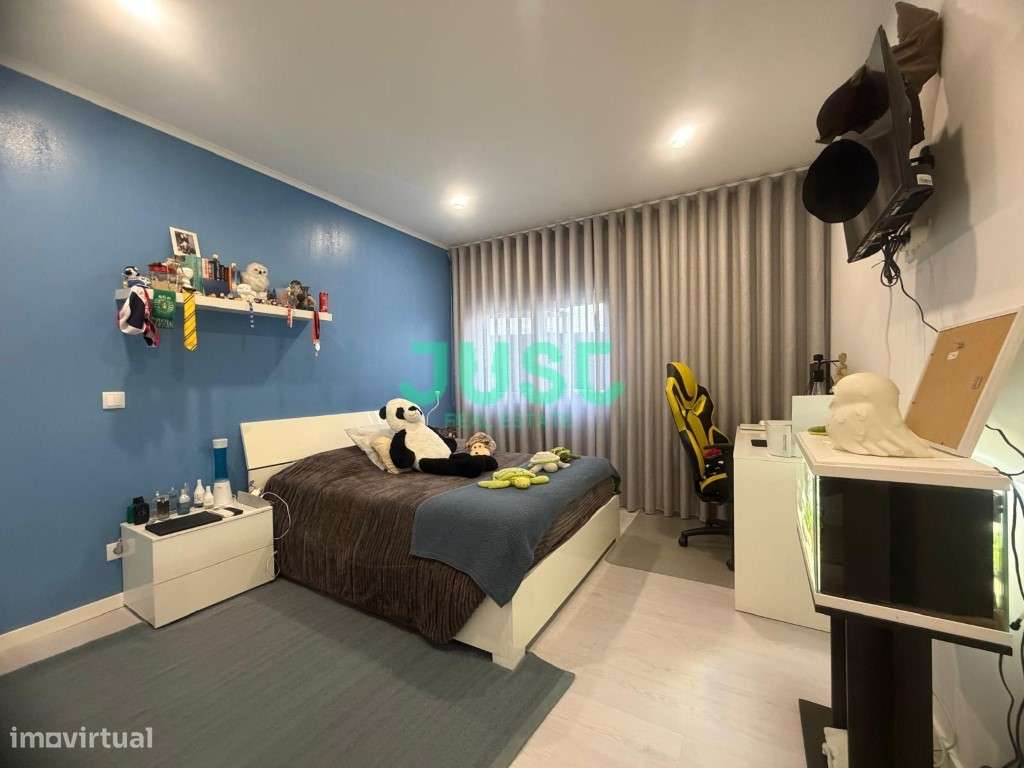 Moradia isolada, T3, seminova com garagem e piscina na Quinta do Conde-40