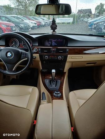 BMW Seria 3 320d DPF Touring - 17