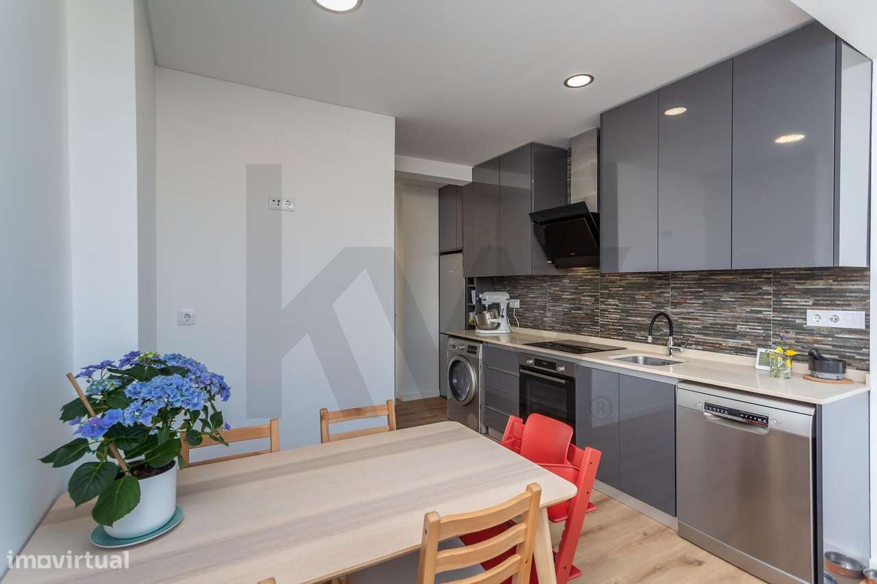 T2 renovado a 5 minutos da praia da Poça, no centro de Estoril - Grande imagem: 4/31