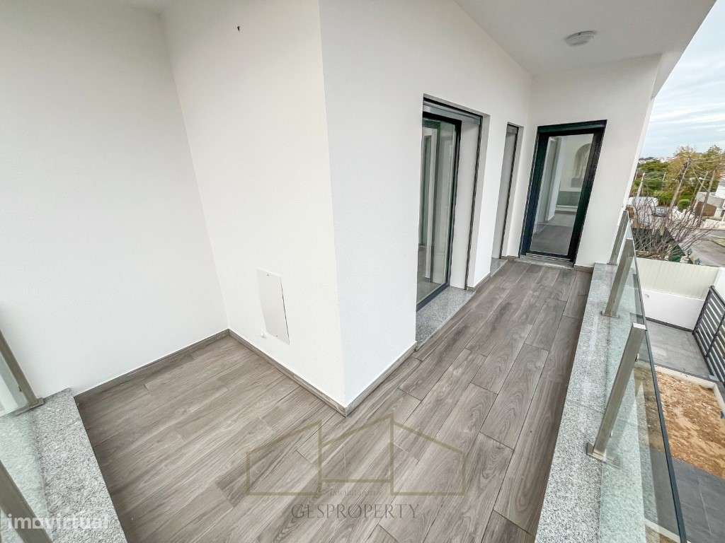 Moradia T4 Isolada Sobreda-13