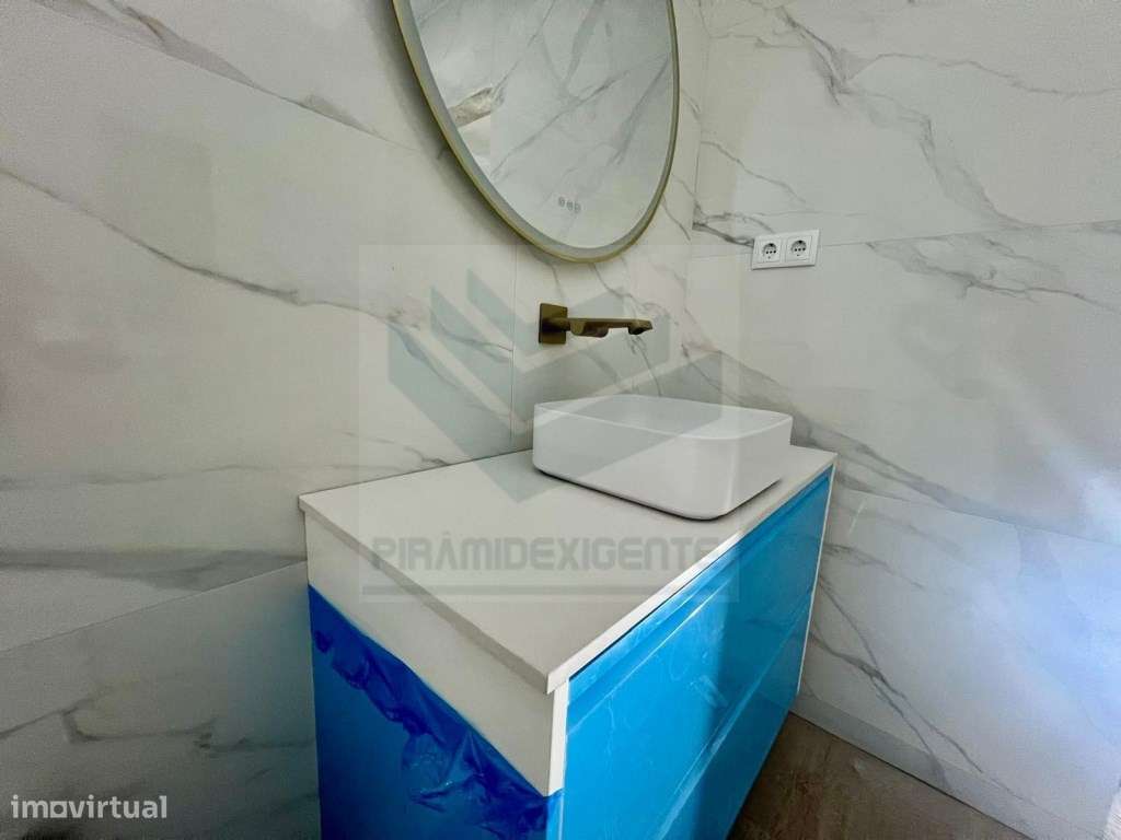 Moradia Totalmente Remodelada, Terraço, Garagem, Lavandaria-13