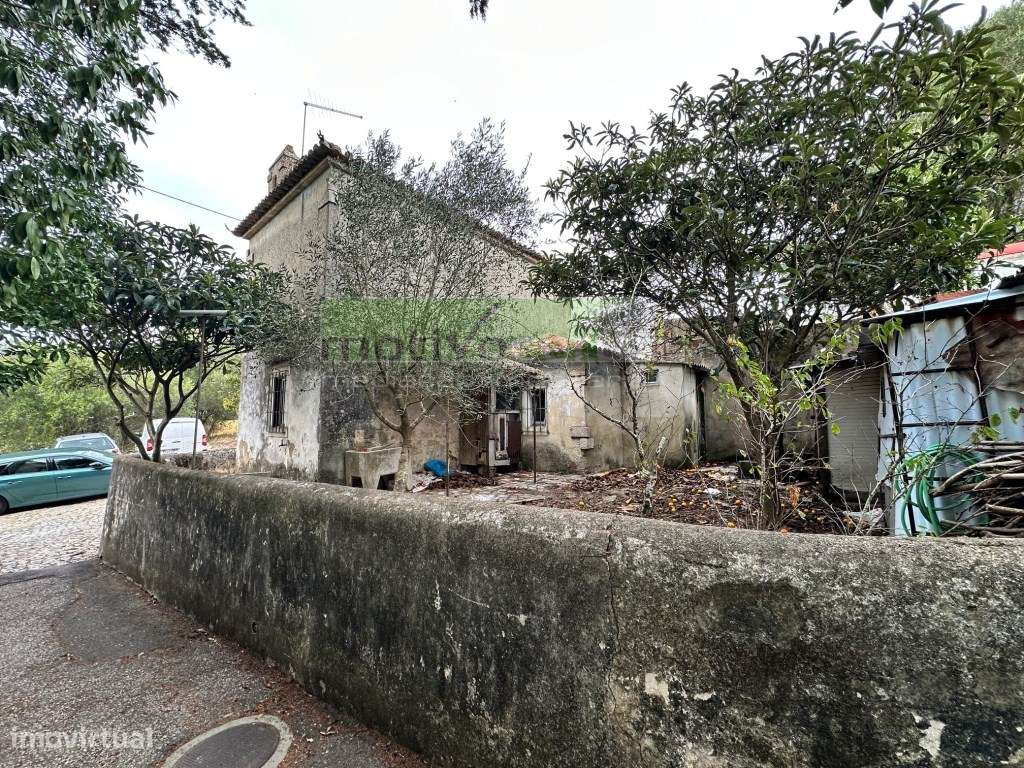 Moradia Geminada T2 em Francos, Rio de Mouro. Para Obras Totais.-8