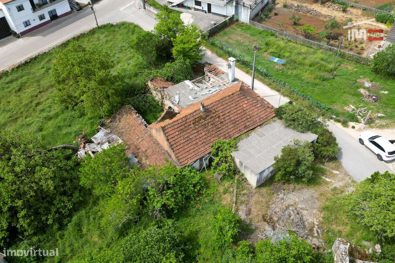 Moradia T3 para reconstrução em Crespos, S. Mamede-23