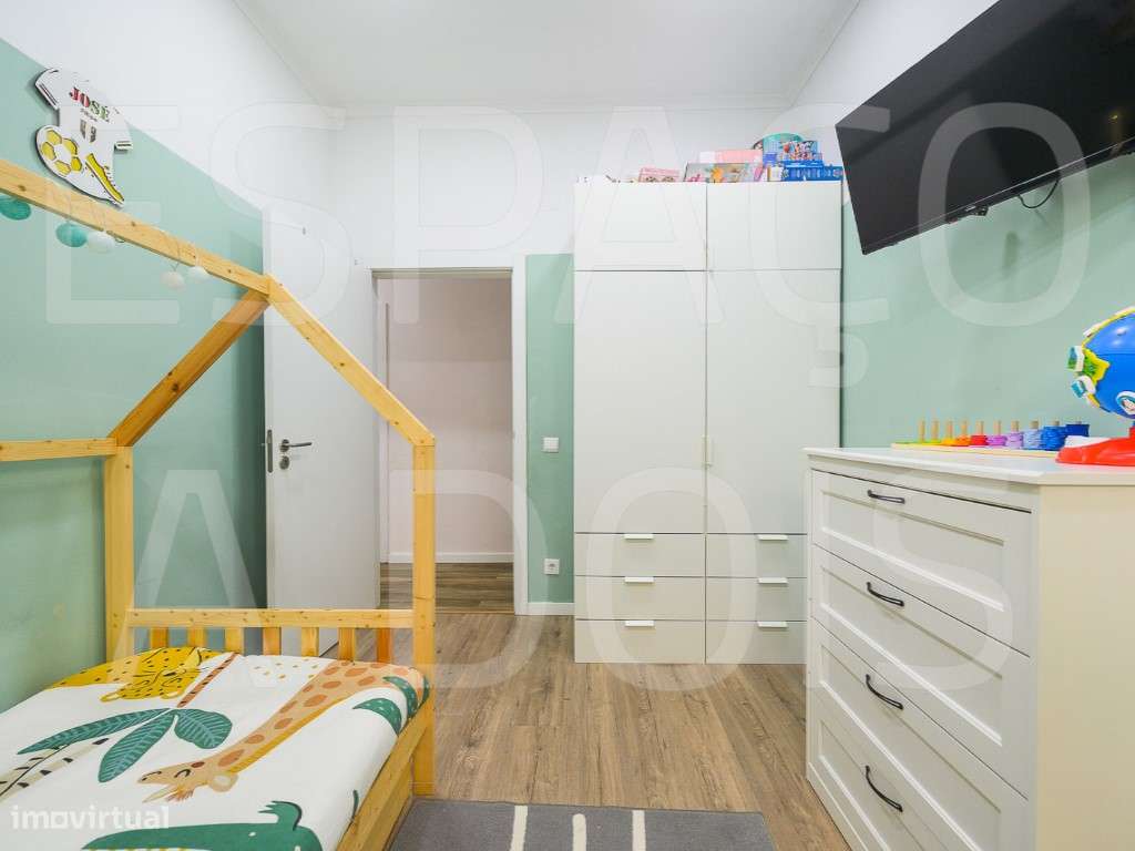 Amadora Centro | T3 Remodelado com 2 Suites e um Fantástico Logrado...-52