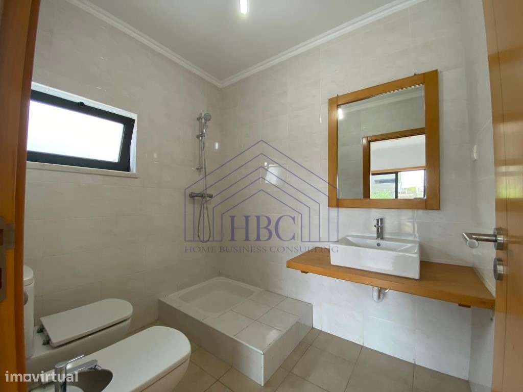 Moradia T5 Moderna e Remodelada no Feijó - Espaço, Conforto e Exclu...-24