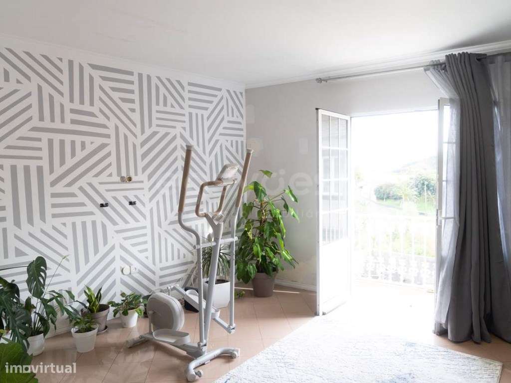 Moradia Familiar com garagem em Santa Bárbara da Ribeira Grande - Grande imagem: 5/30