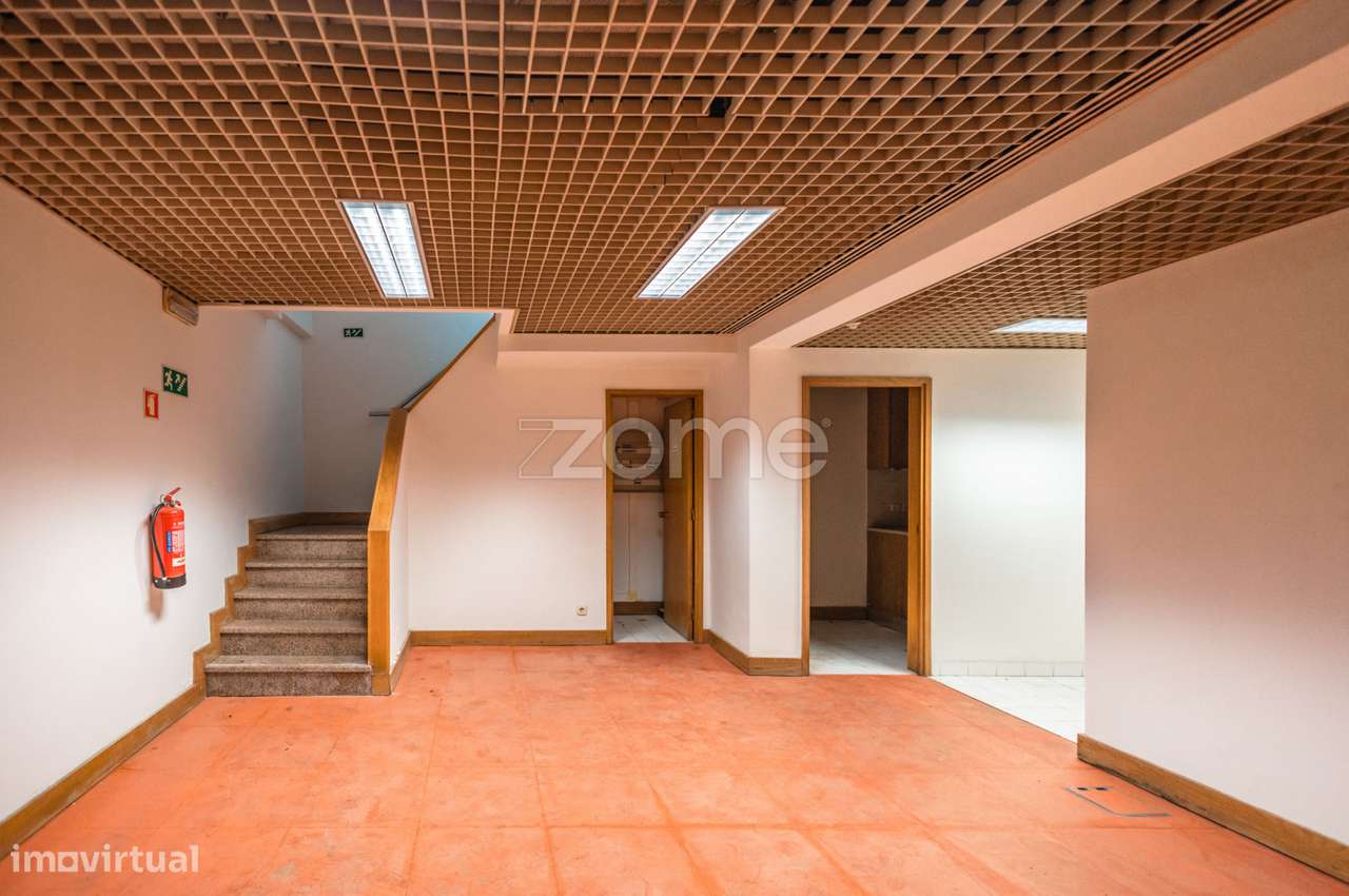 Loja com montra de 175m2 em Odivelas-18