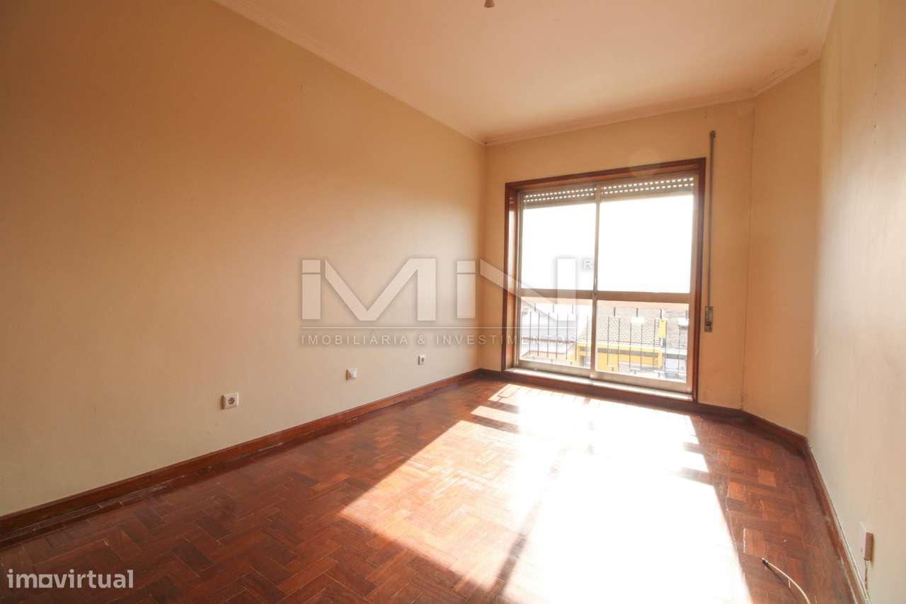 Moradia de 3 Frentes com Vista Panorâmica no Coração de Gondomar-27