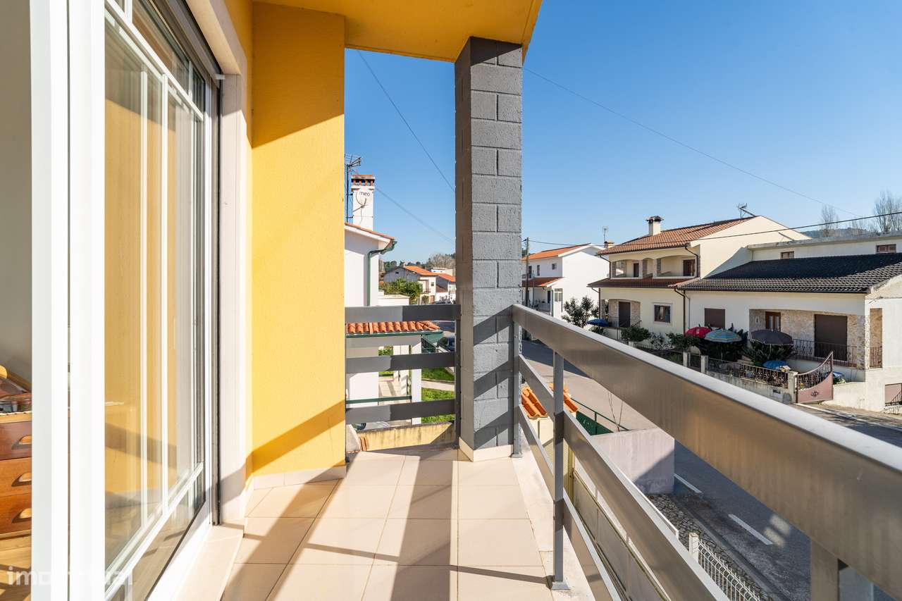 Moradia T4 com jardim, garagem e vistas urbanas-21