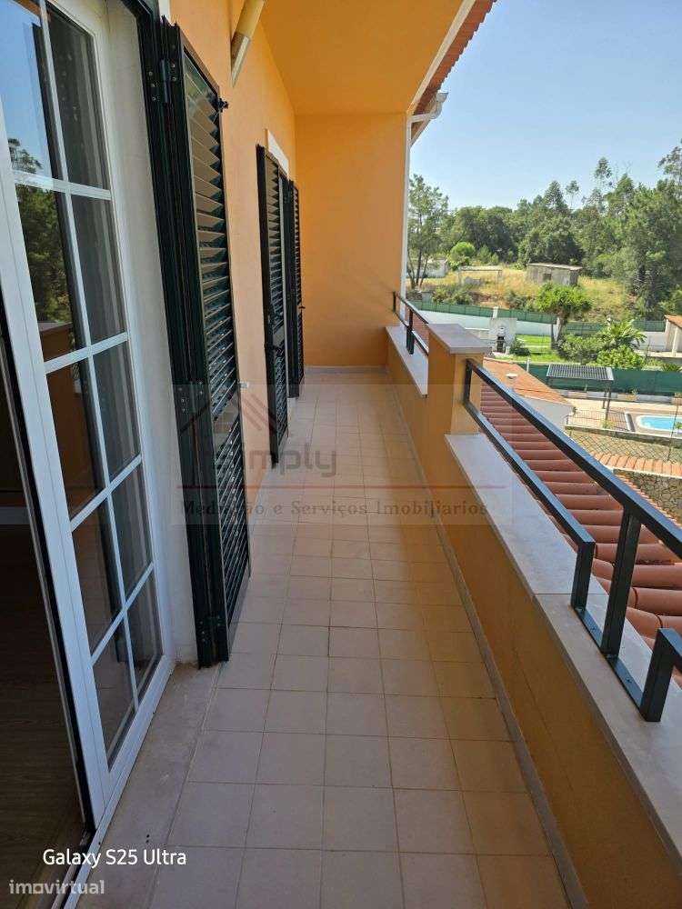 Moradia T4 com piscina e 900 m² de terreno na Quinta da Serralheira,-50