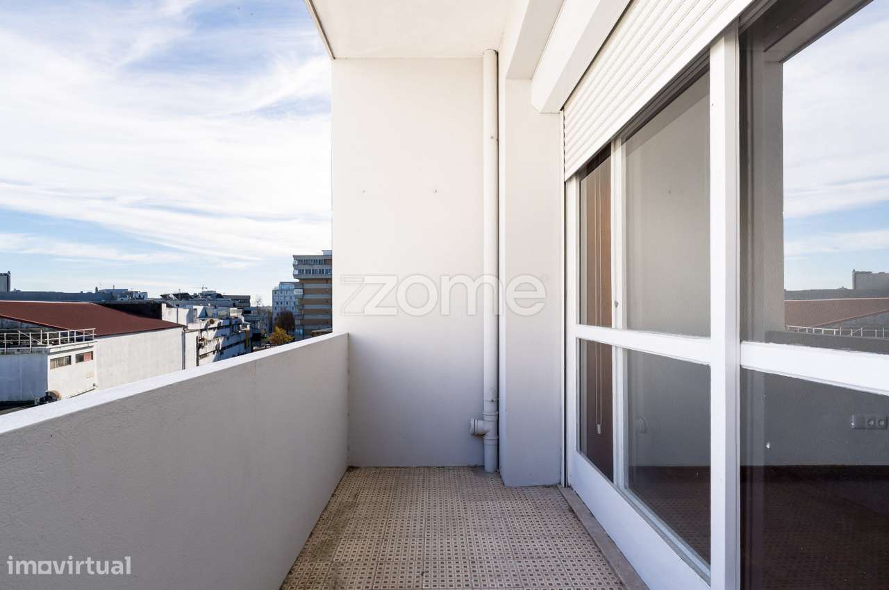 T4+1 Remodelado junto à rotunda da Boavista - Grande imagem: 5/26