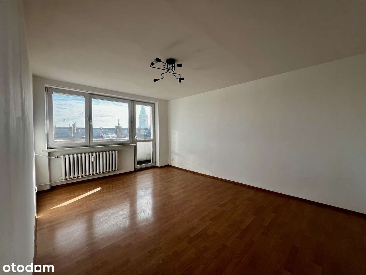 Przestronne mieszkanie z balkonem w centrum-0