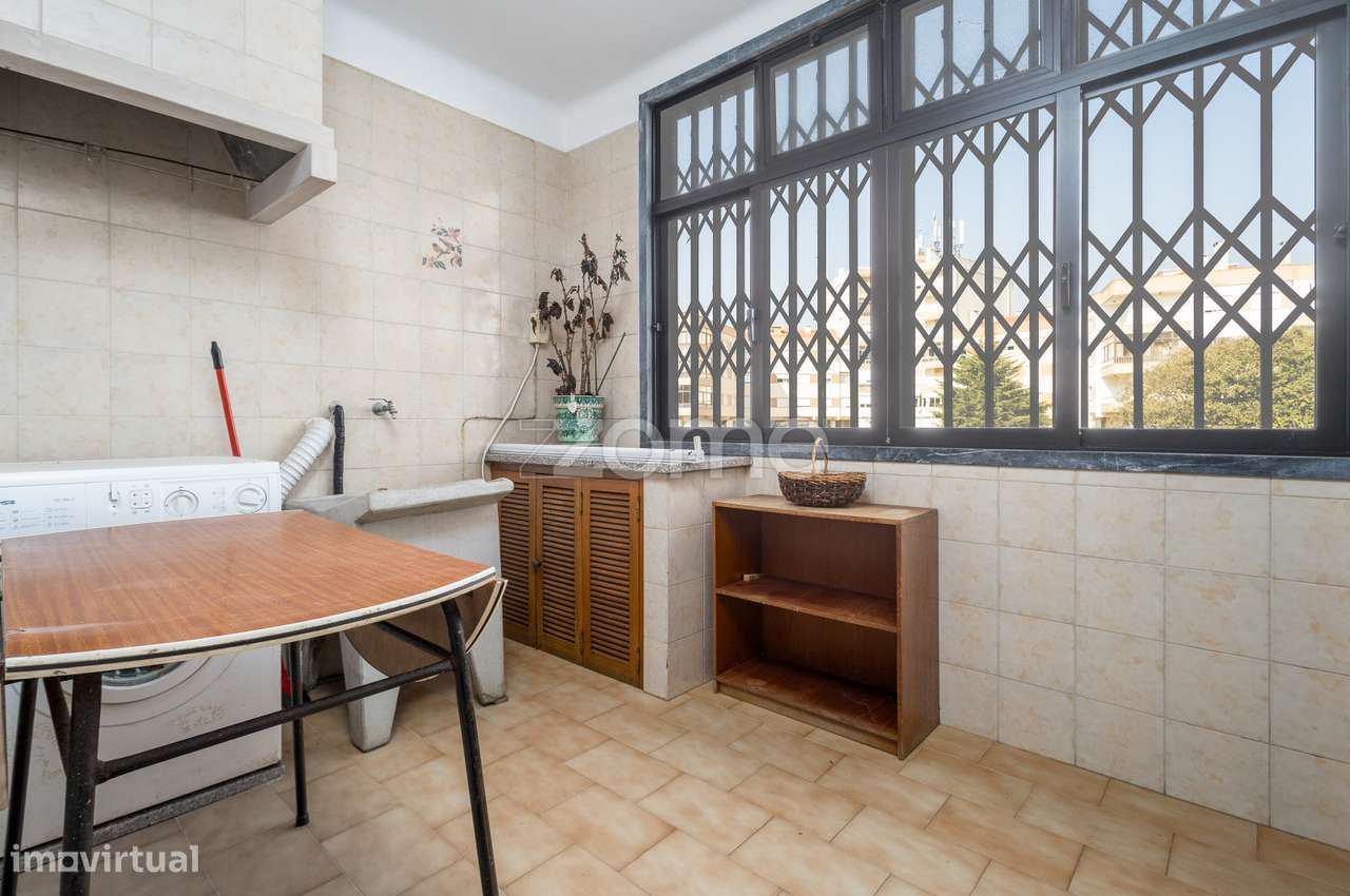 Moradia T4 (espaçosa) em Casais de Mem Martins-54