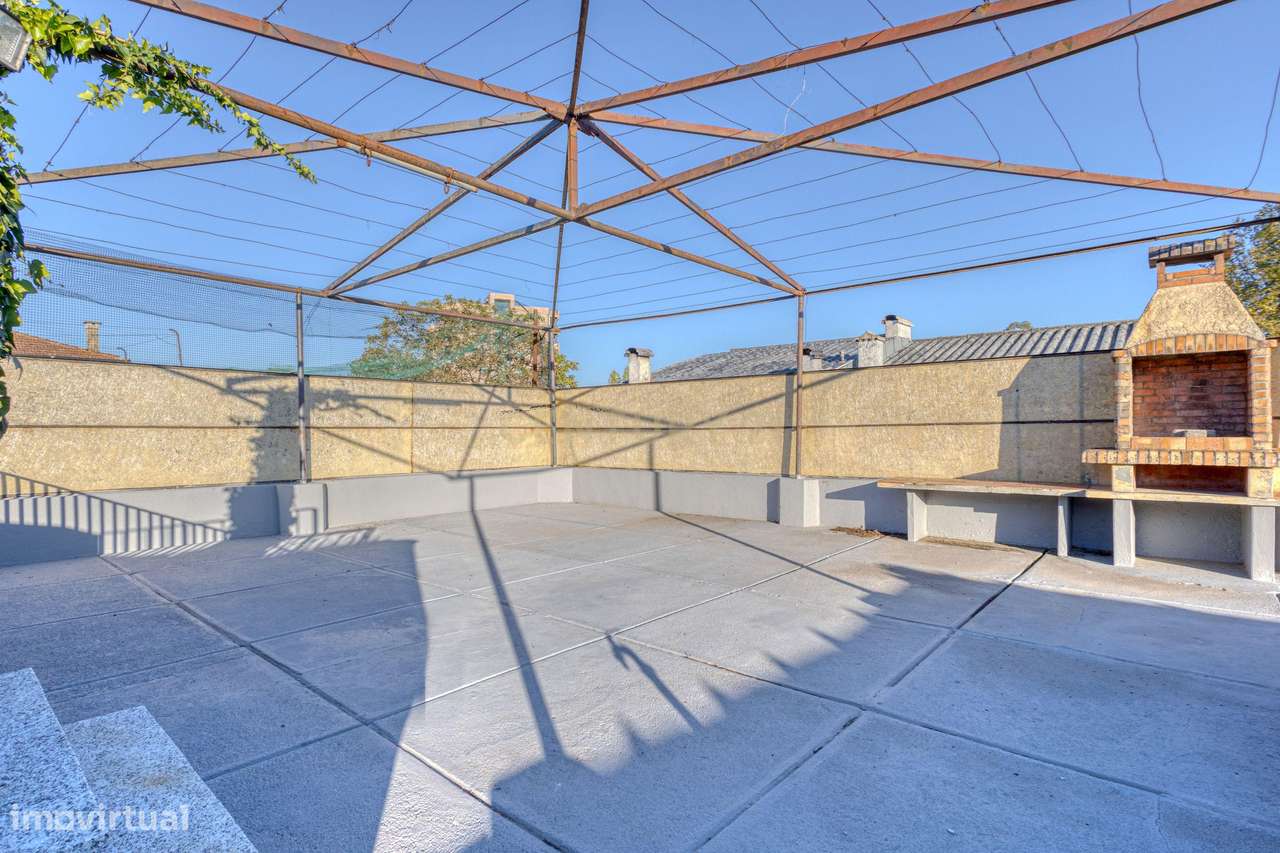 Moradia T3 com 4 frentes e garagem junto a igreja da Santa Rita-20