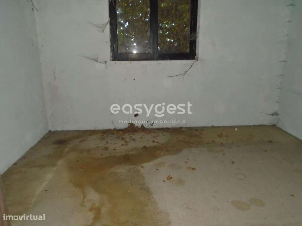 Moradia de Dois pisos para recuperar no Centro da Vila de Pataias - Grande imagem: 5/31