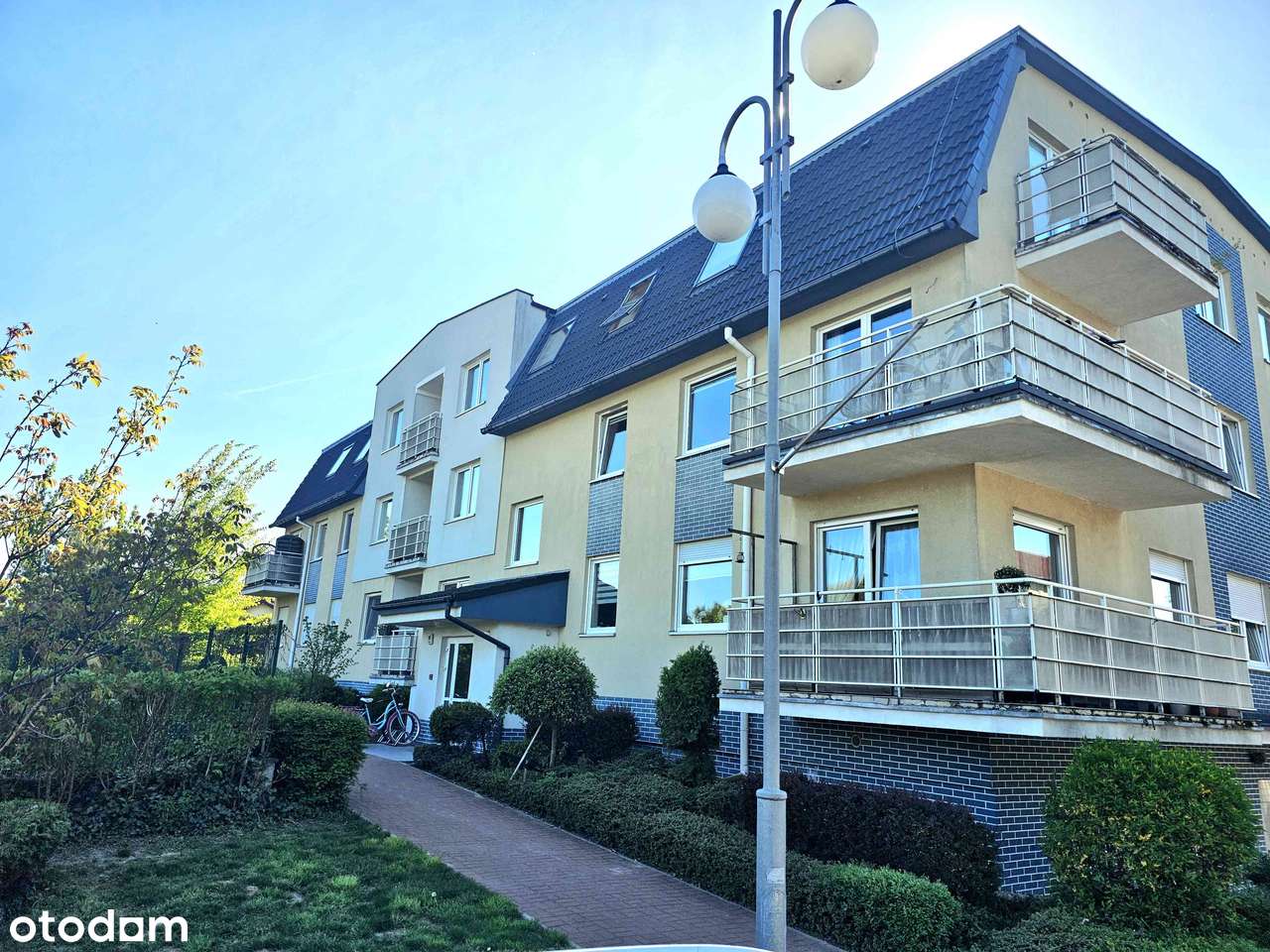 Mieszkanie 2 pokoje z kuchnią, balkon, zamykany garaż. Bezpośrednio.