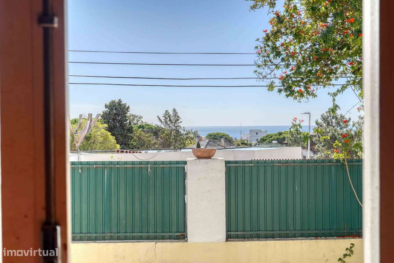 Moradia para recuperar no centro do Estoril, com piscina e vista mar-25