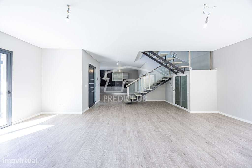 MORADIA T3 A ESTRIAR DE ESTILO MODERNO NO FUNCHAL - Grande imagem: 2/19