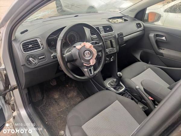 VW Polo 6r 1.2 TDI 2010 srebrny na części - 15