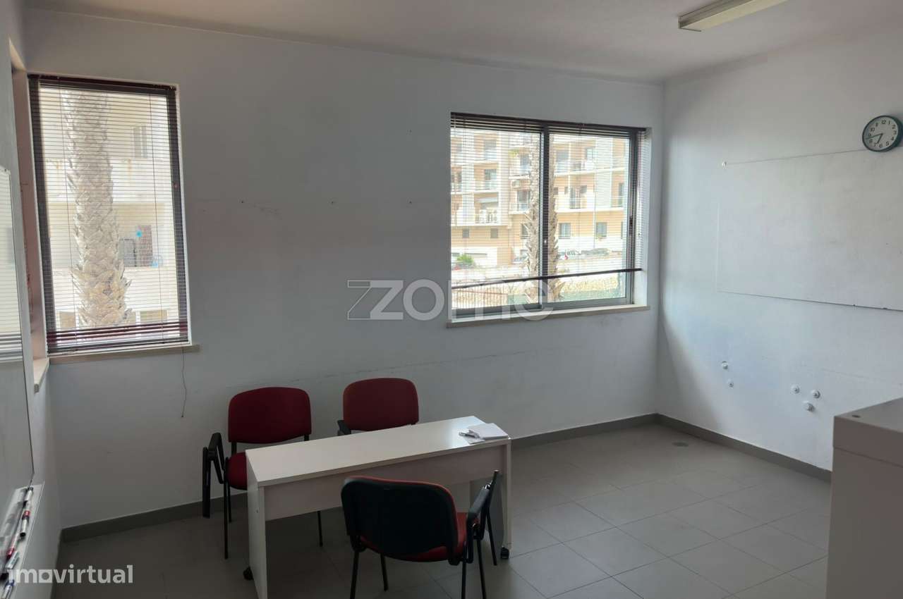 Loja de 108 m² com Potencial de Conversão em T3 – Santana, Sesimbra...-8