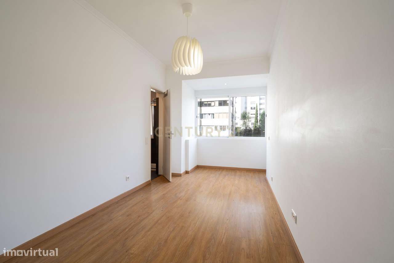 Apartamento T3 em Miraflores - Grande imagem: 4/24