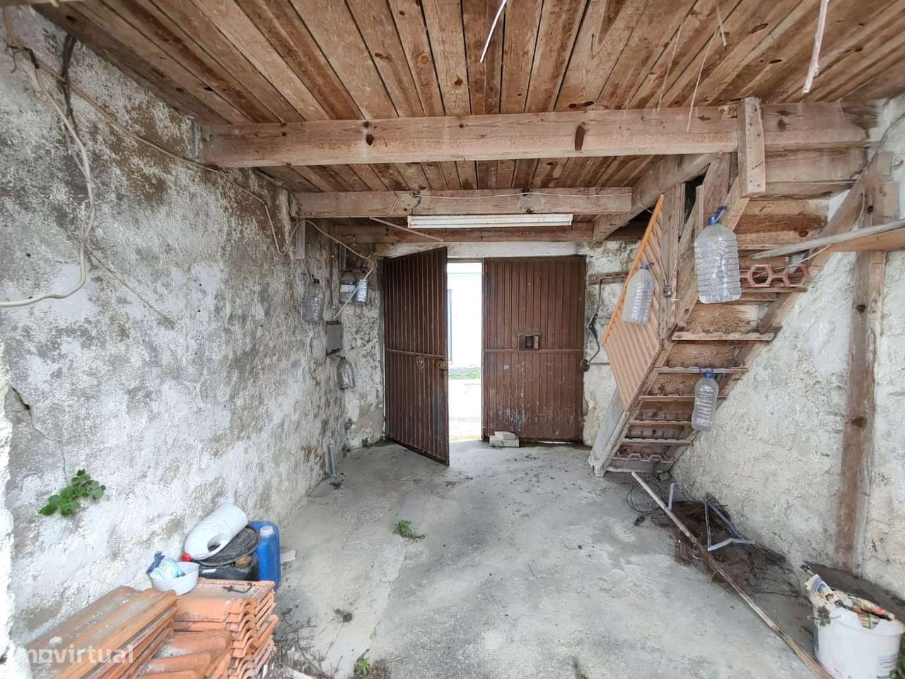 MORADIA EM ESGUEIRA PARA RECUPERAR - Grande imagem: 5/9