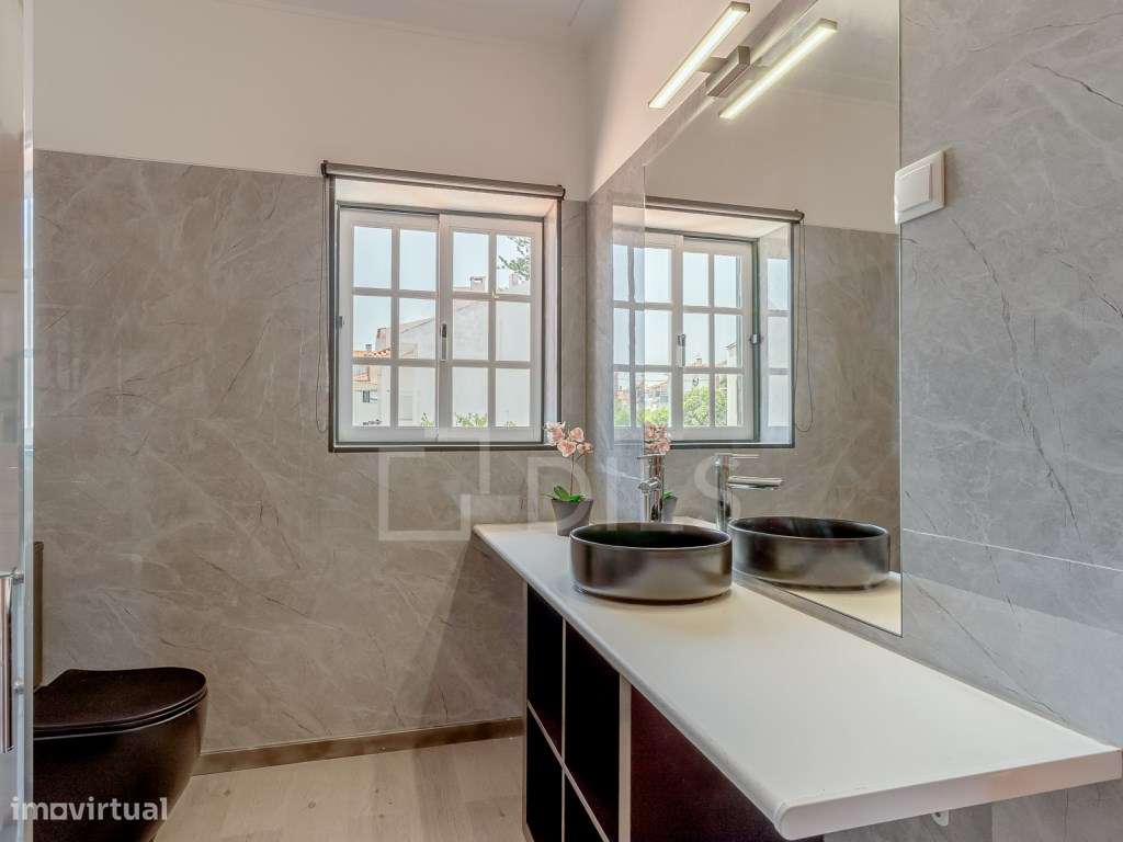 Moradia T8 isolada, com jardim e piscina no centro da Parede-42