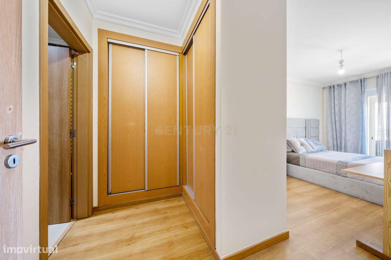Apartamento T2 em Montijo com Parqueamento e Varandas-15