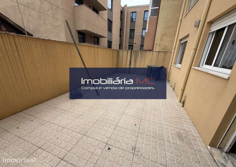 Apartamento T2 com terraço, junto à Avenida da República-17