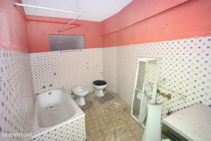 Prédio para recuperar, 3 pisos, cave e pequeno logradouro, C da Rainha-7