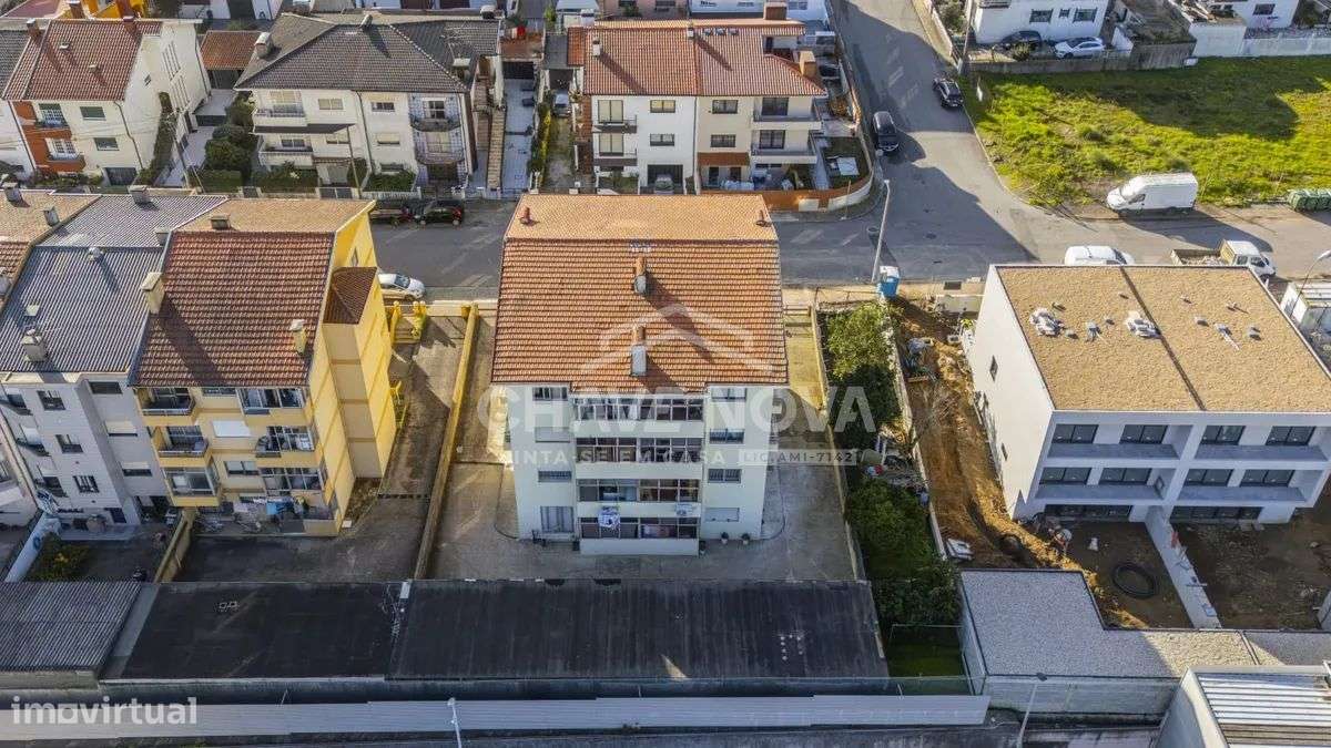 Apartamento T3 Remodelado com Garagem Box e Terreno para Cultivo-33