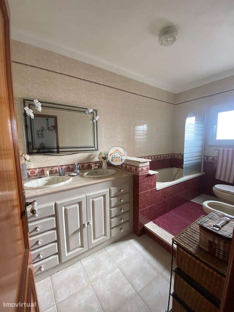 Moradia Geminada  de um dos lados do outro tem entarada e jardim em to-45