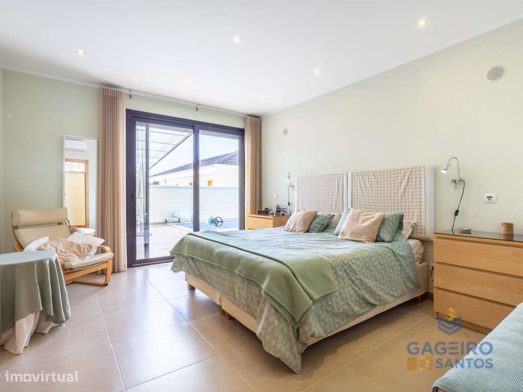 Moradia com piscina e terreno em São Martinho do Porto-23