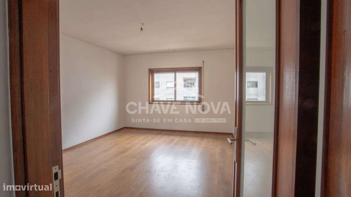 Apartamento T2 com varanda e garagem em Gaia-9