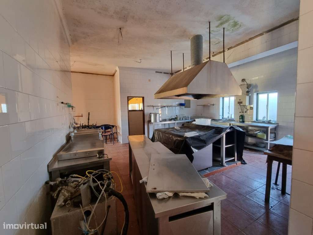 Restaurante licenciado e 1º piso com alojamento em construção - Grande imagem: 4/12