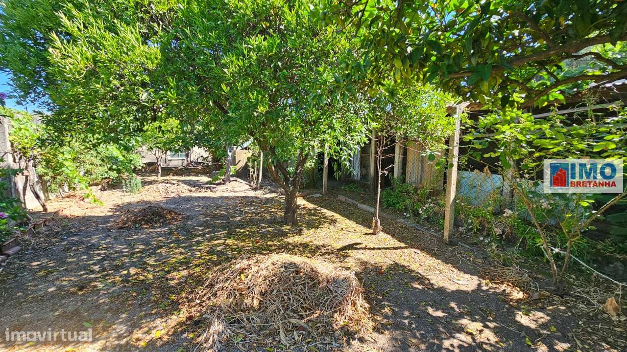 Garagem com terreno e anexos na Lousa-17