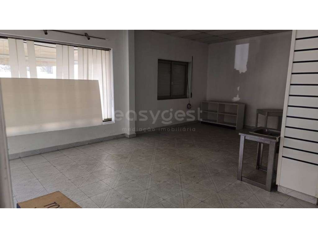 Loja espaçosa para comércio ou serviços na Avenida da Liberdade, Al... - Grande imagem: 4/12