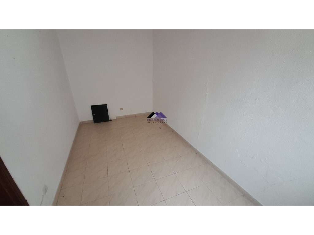 Casa Térrea para Recuperar nas Hortas com Grande Potencial-9