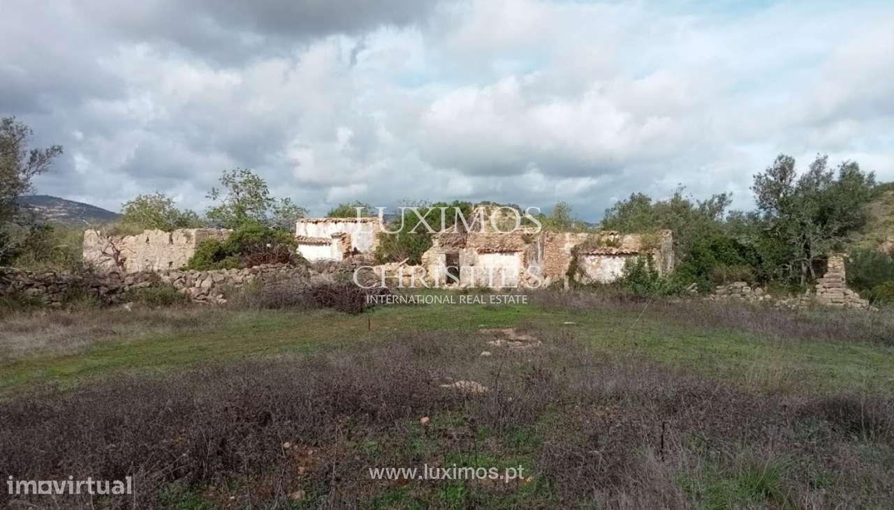 Amplo terreno com ruina, para venda em Estoi, Algarve - Grande imagem: 1/25