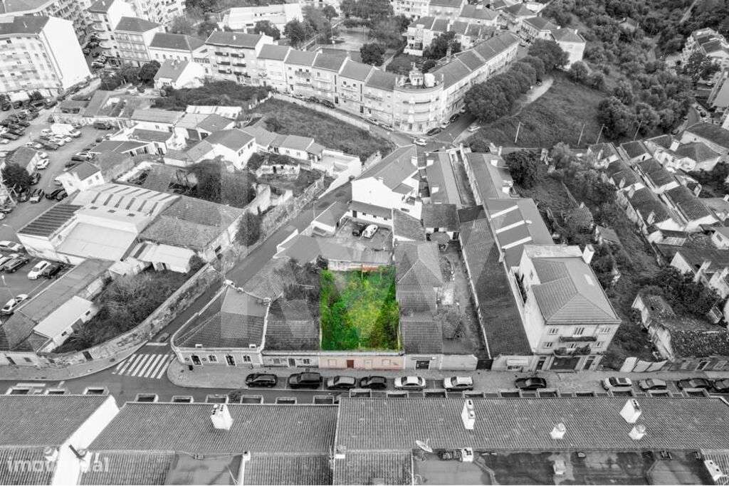 Imóvel, composto de dois artigos , contendo apenas a fachada principal - Grande imagem: 4/25