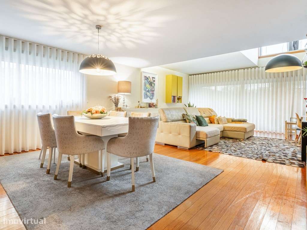 Moradia de Gaveto com 3 frentes, terraço, varandas e garagem, em Mi... - Grande imagem: 2/44