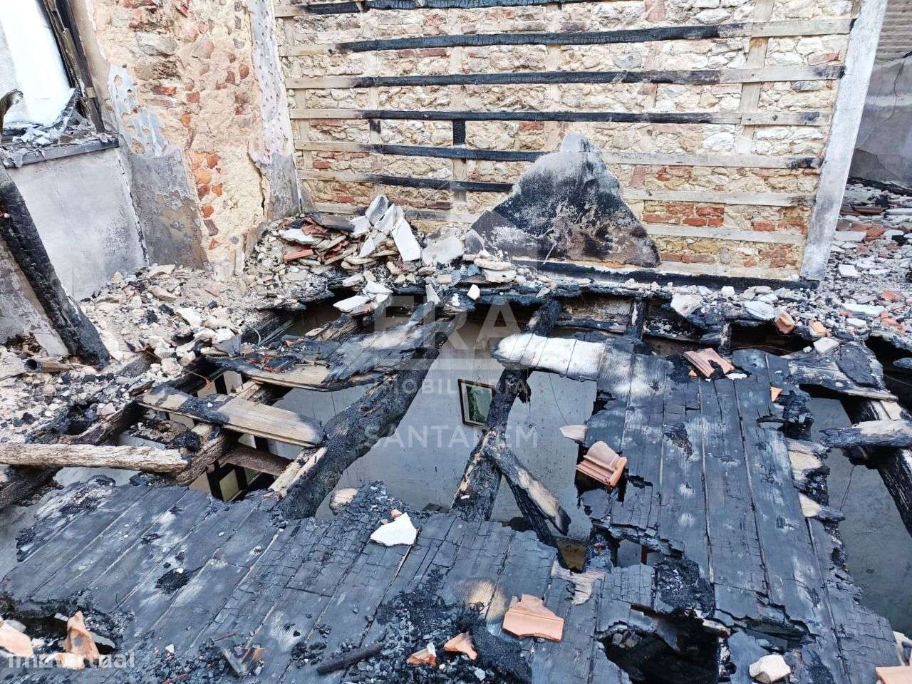 Moradia de pisos para reconstruir - Grande imagem: 5/10