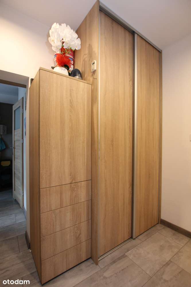 Mieszkanie i budynek po remoncie, parking dla mieszkańców.-12