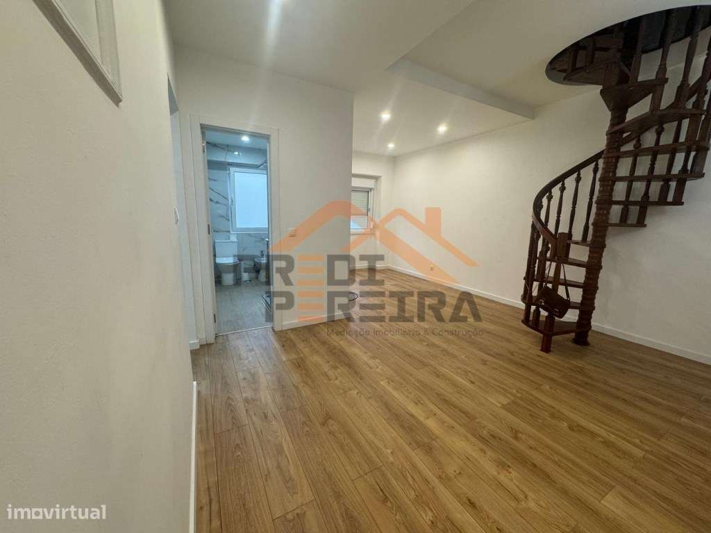 T2+1 (sótão) remodelado, perto do Metro da Amadora. - Grande imagem: 3/22