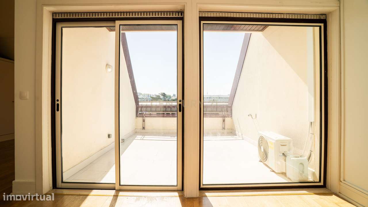 Apartamento T3 com Vista Mar – 5º Andar – A Dois Passos do Casino Esto-32