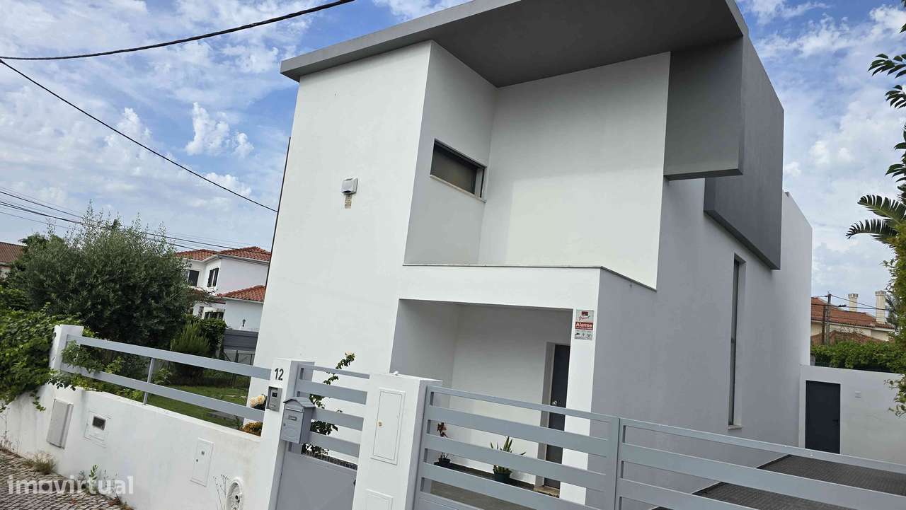 Moradia T4 isolada com jardim e garagem-30