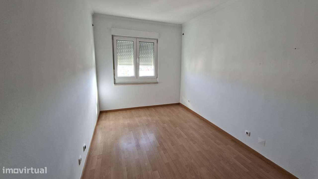 Apartamento T2 com 74m², Arrecadação e Estacionamento no Carregado-8